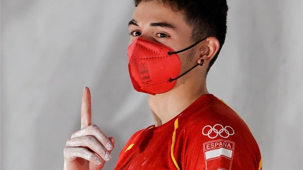 El español Alberto Ginés celebra tras conseguir la medalla de oro en escalada durante los Juegos Olímpicos 2020