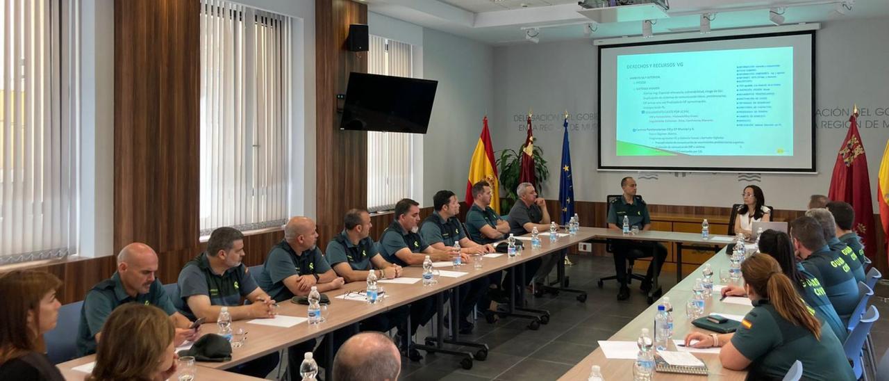 Reunión entre los equipos 
VioGén y la Unidad de 
Coordinación contra la 
Violencia sobre la Mujer,
ayer.  l.O.