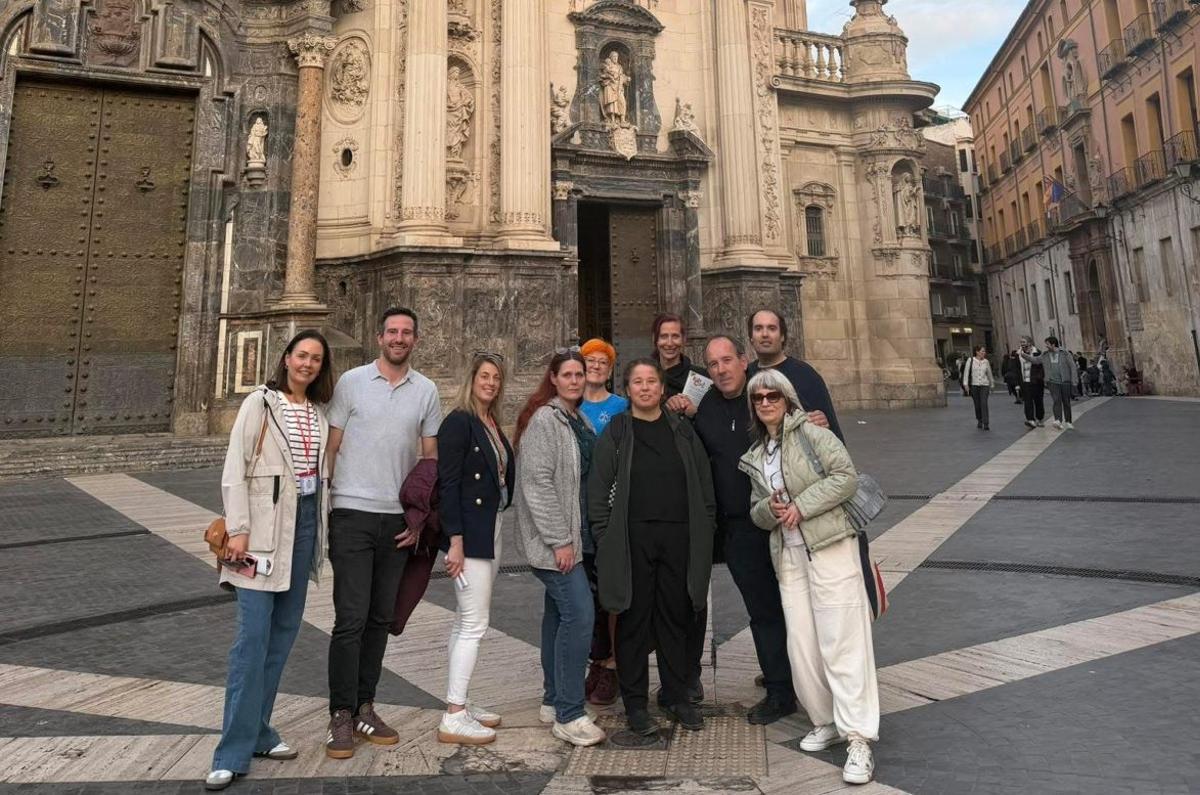Los docentes Erasmus+ en la Plaza de Belluga de Murcia, ante la Catedral. | L.O.