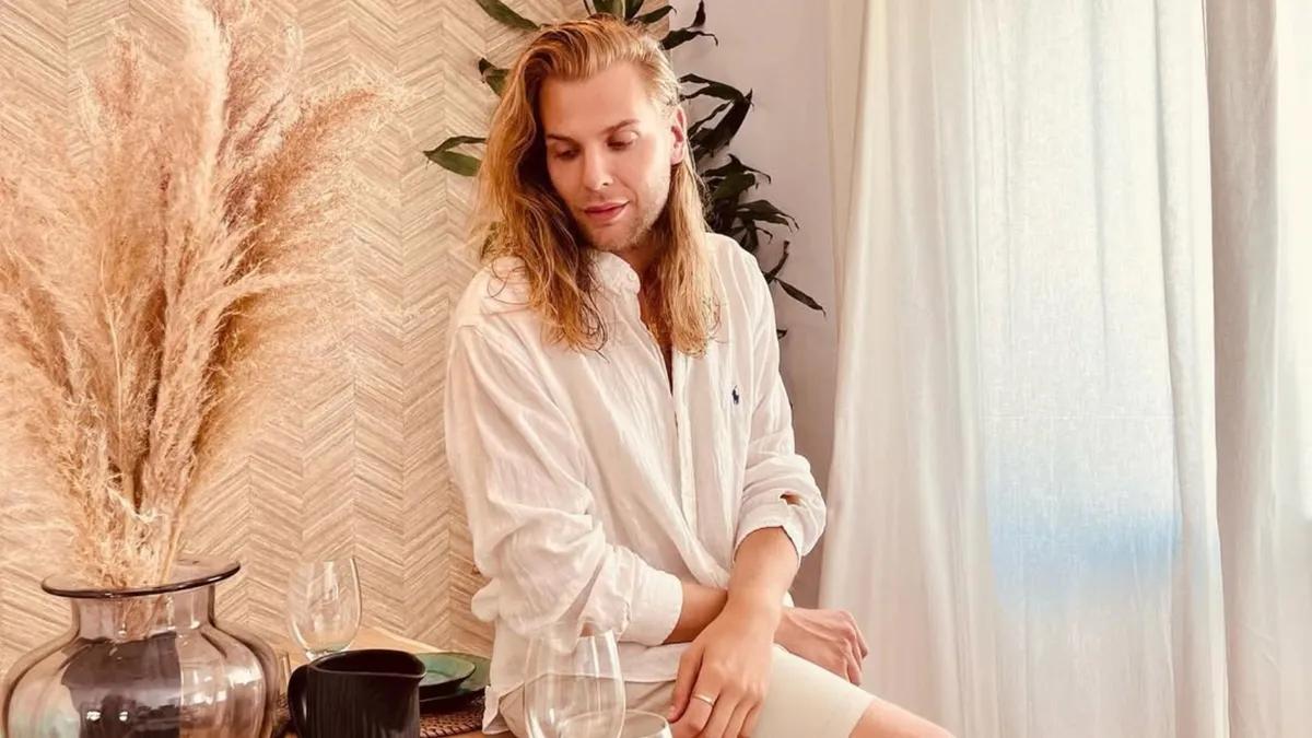 Con un estilo creativo que no termina en la moda, Eduardo ha conseguido que su céntrico piso en el barrio de La Latina refleje a la perfección su personalidad