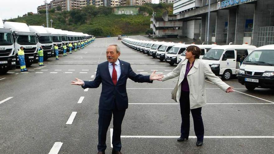 Wenceslao López y Ana Rivas, ayer, en la presentación de los nuevos vehículos del servicio de recogida de basura y limpieza, en la explanada del estadio Carlos Tartiere.