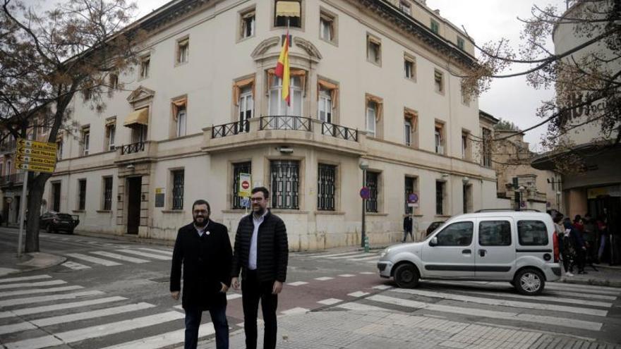 El  senador Vicenç Vidal y el teniente de alcalde de Bienestar Social y Cultura, Antoni Noguera, frente ala casa de Emili Darder.