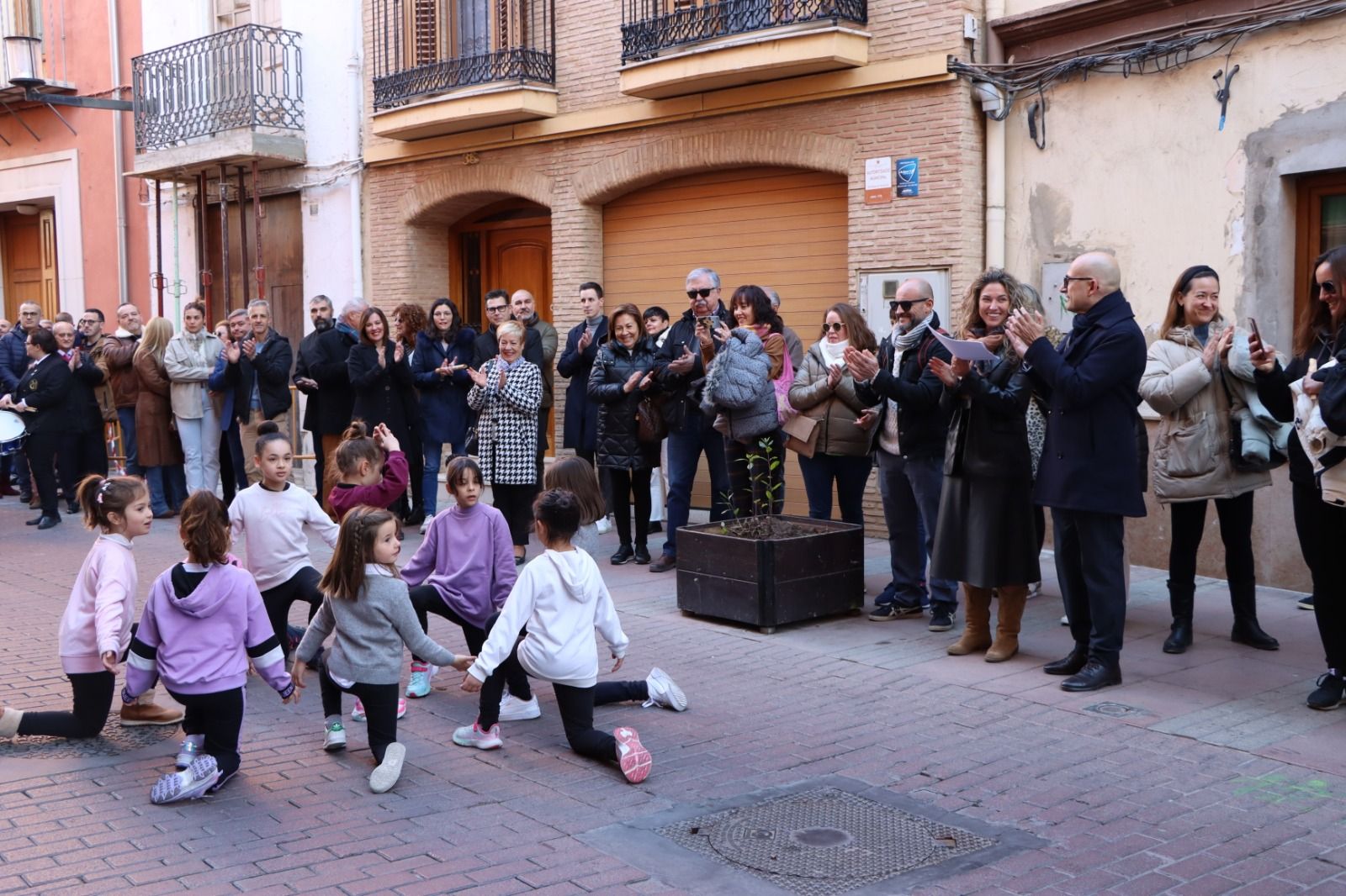 Danza por la calle Mayor.