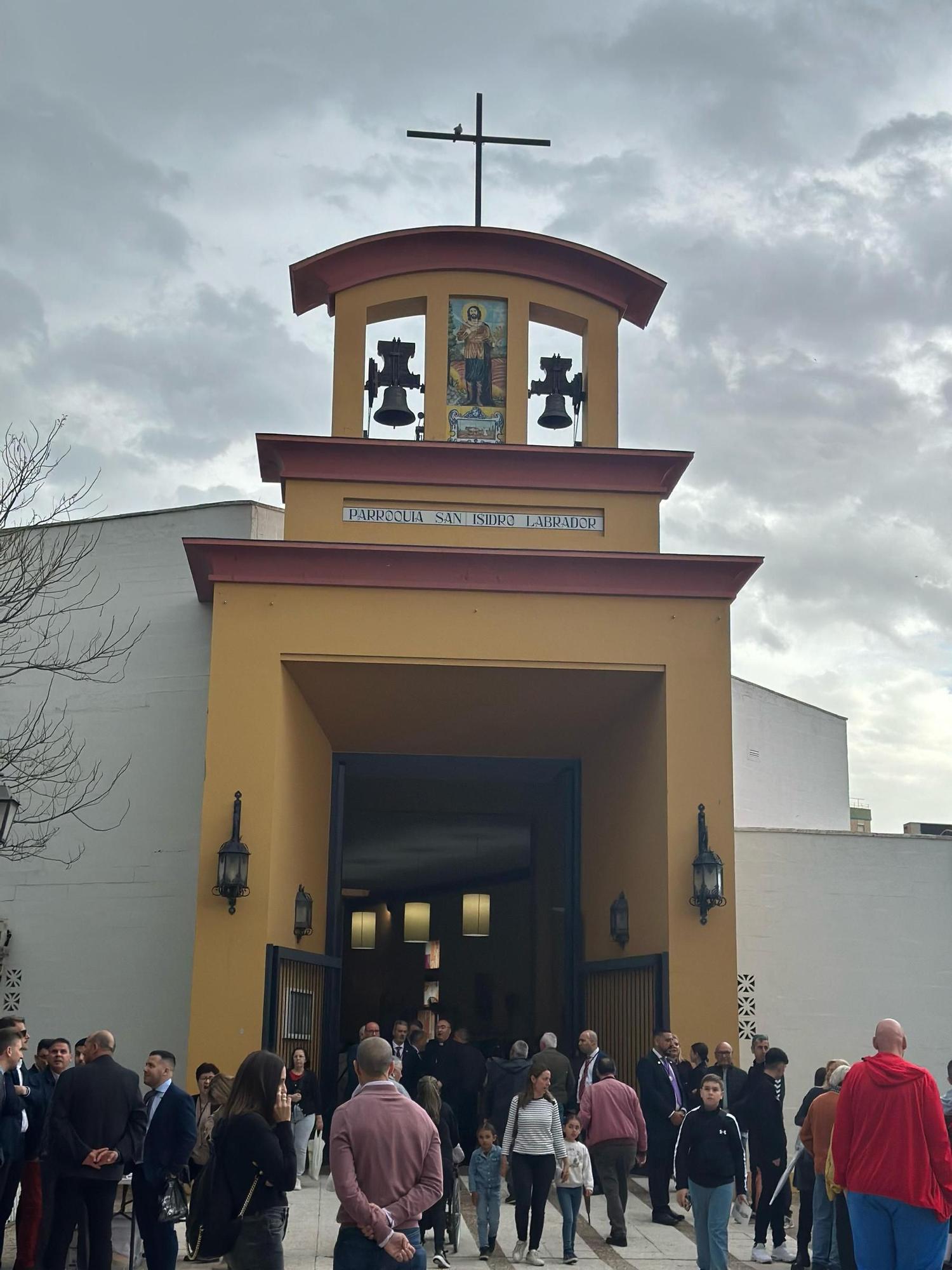 Entrada de la Parroquia de San Isidro Labrador, sede de la Hermandad de Pino Montano