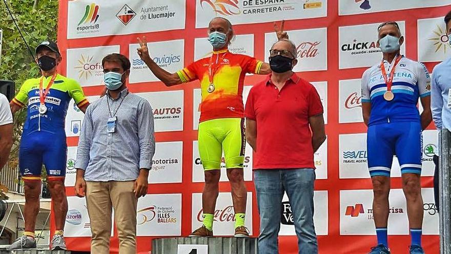 El porteño, en el podio de la carrera.