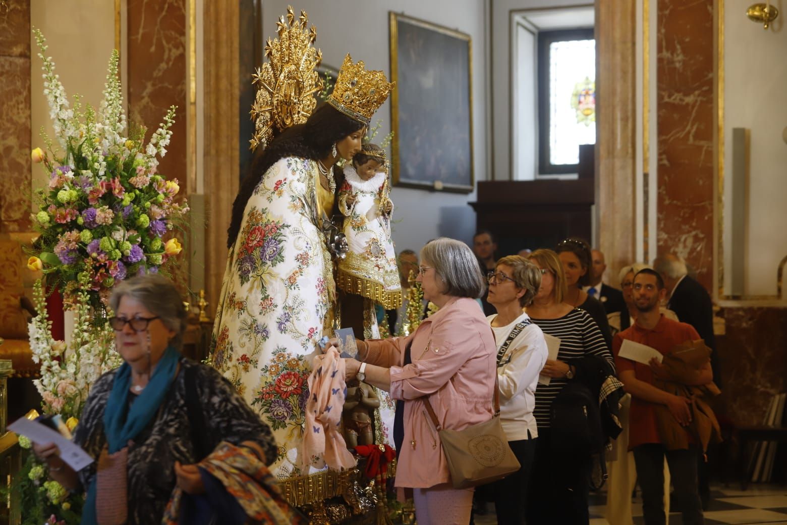 Comienza el Besamanos a la virgen pese al mal tiempo