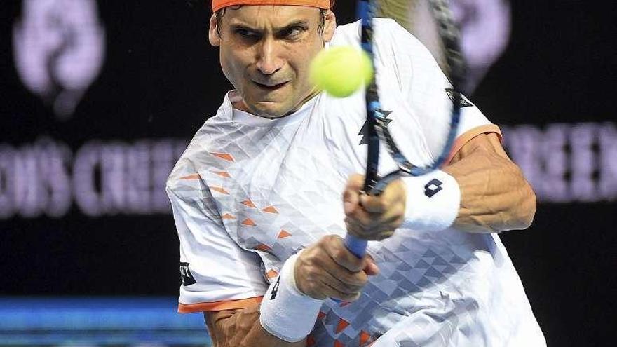 Ferrer ejecuta un golpe de revés en su duelo ante Isner. // Reuters