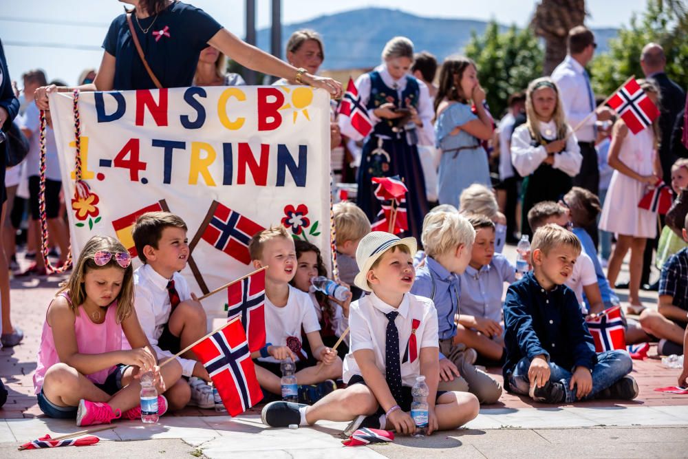 L'Alfàs se tiñe de rojo y azul para conmemorar la fiesta nacional de Noruega