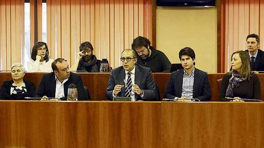 Los grupos municipales de Marea y PP durante la intervención de Figueroa en el pleno de ayer.  // M.G.B.