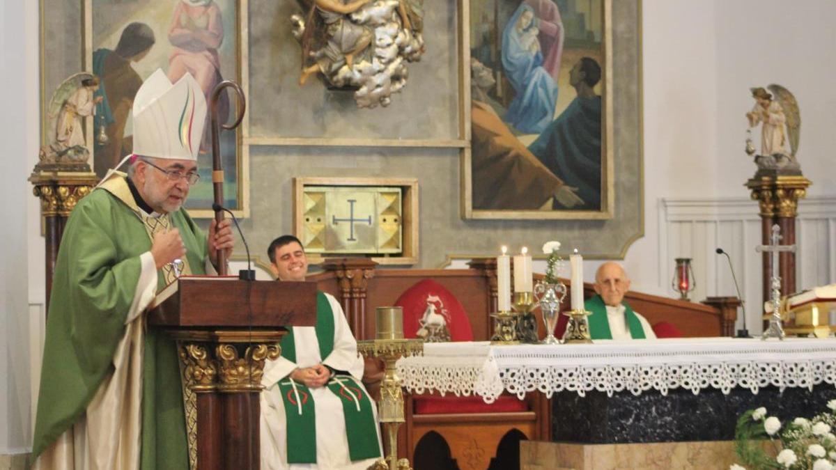 El Arzobispo Sanz Montes, con el párroco Luis José Fernández y el misionero y sacerdote Avelino López Brugos detrás, en la iglesia de Laviana.