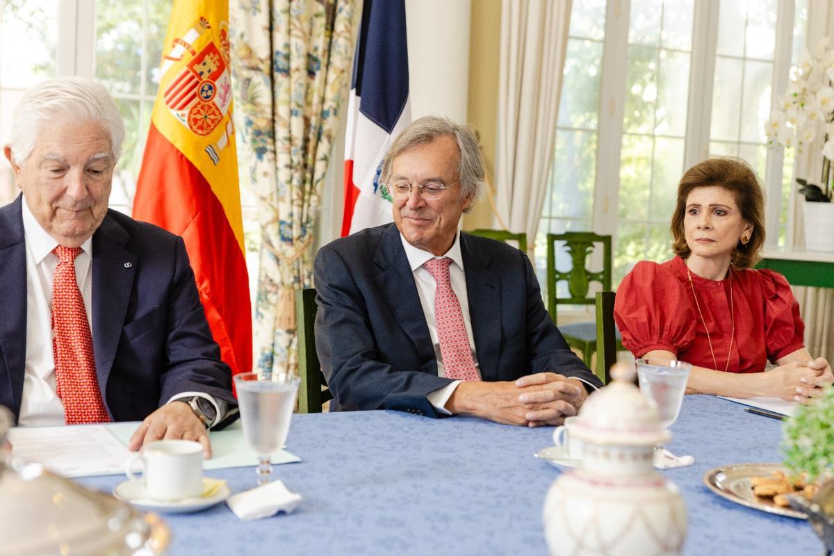 Por la izquierda, José Vitienes Colubi, el embajador Antonio Pérez-Hernández y Elena Viyella.