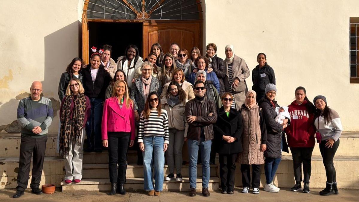 Sagredo, las concejalas del equipo de gobierno, el párraco y las mujeres participantes del Proyecto SARA de Paterna.