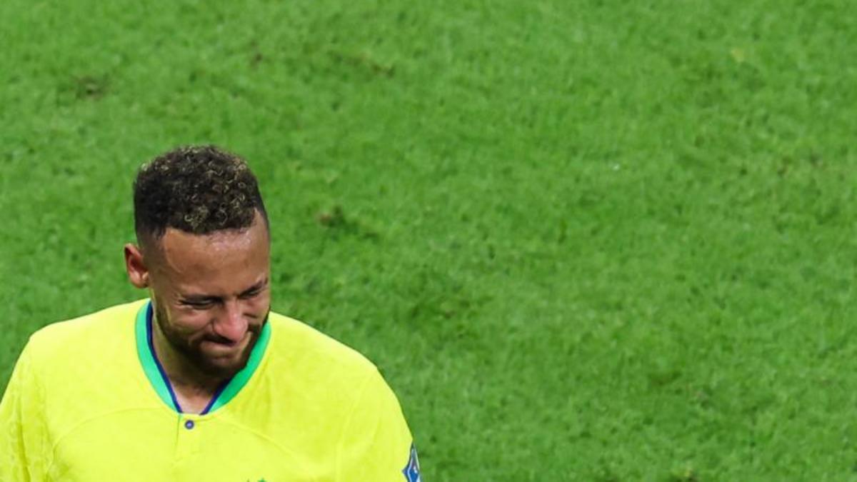 Neymar abandona el terreno de juego tras su lesión