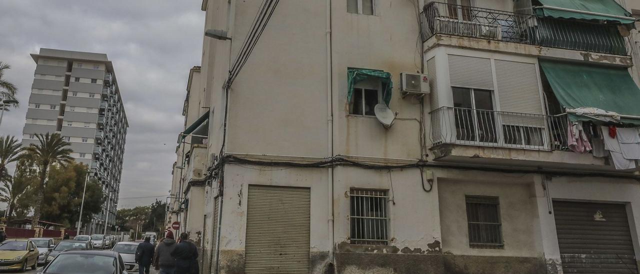 Uno de los nuevos edificios construidos en San Antón donde ya se han realojado a vecinos del barrio y al lado, los bloques antiguos de viviendas cada vez más degradados. | ANTONIO AMORÓS