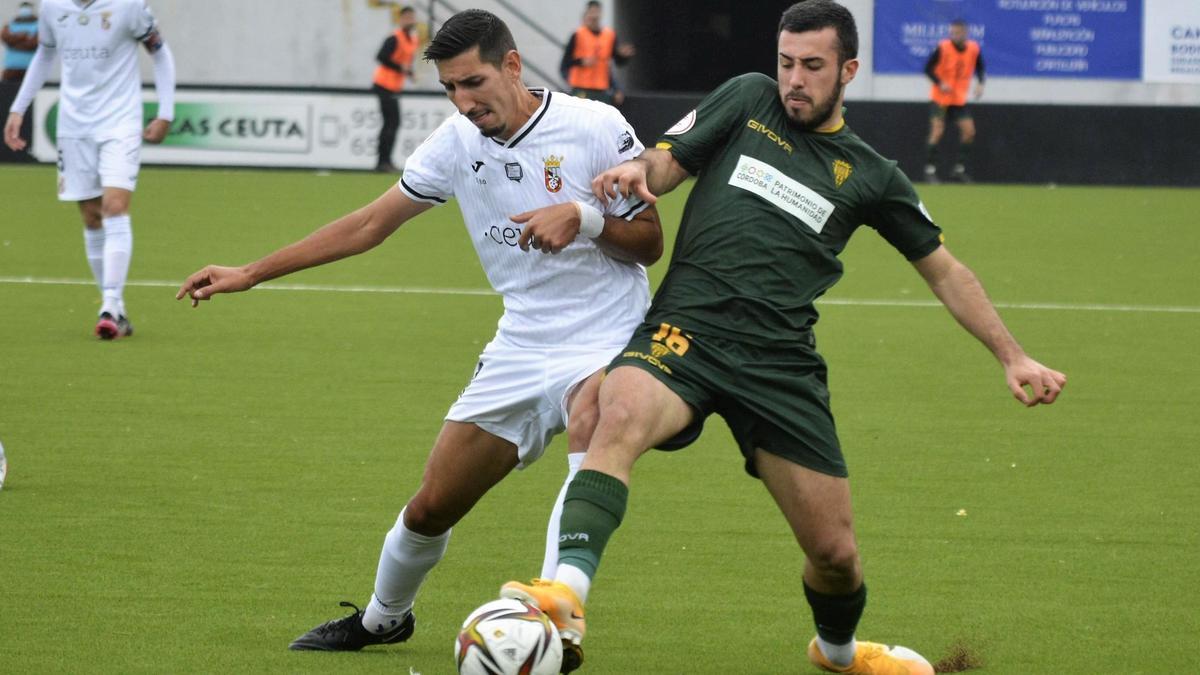 Puga pelea con un jugador caballa en el duelo de la pasada temporada, último en el que el Córdoba CF se quedó a cero como visitante.