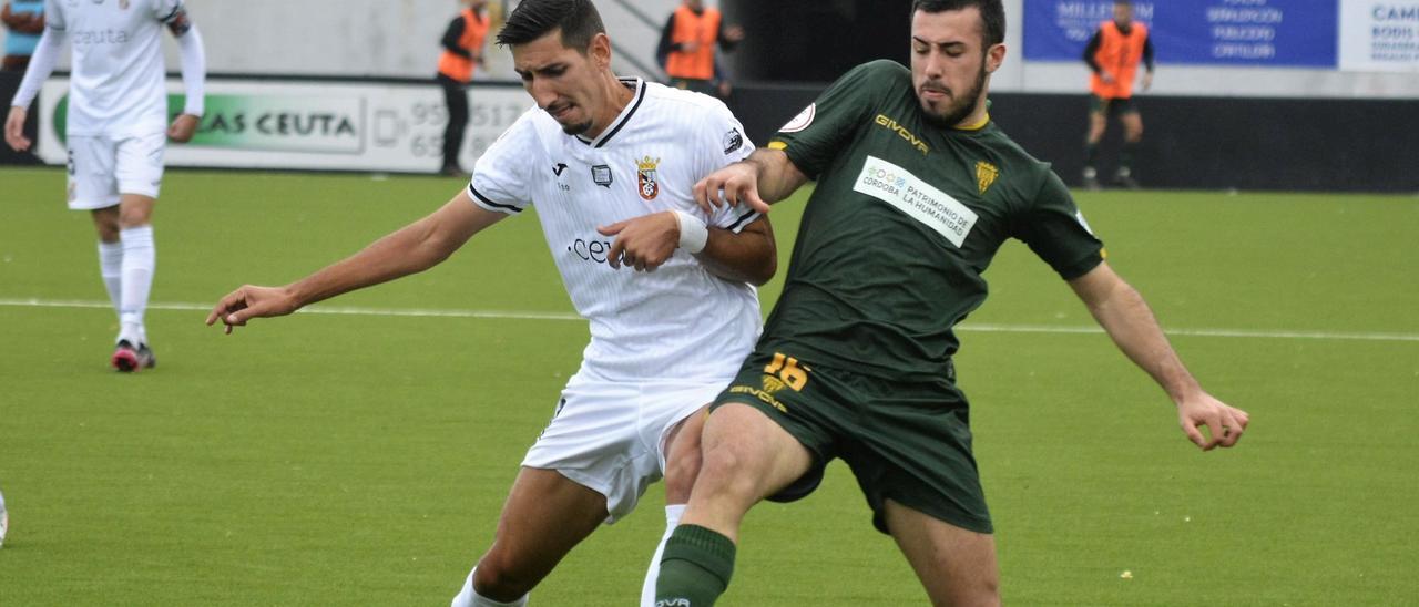 Puga pelea con un jugador caballa en el duelo de la pasada temporada, último en el que el Córdoba CF se quedó a cero como visitante.