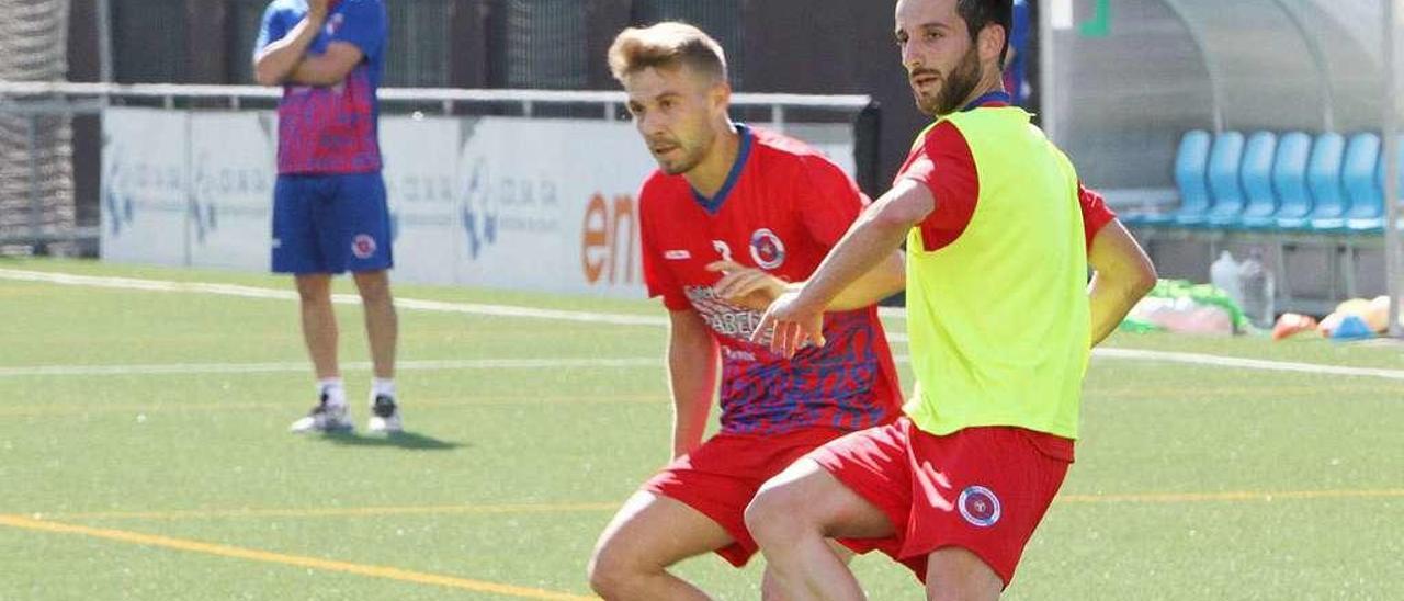 Fran Martínez, con peto amarillo, durante un entrenamiento en la pretemporada. // Iñaki Osorio