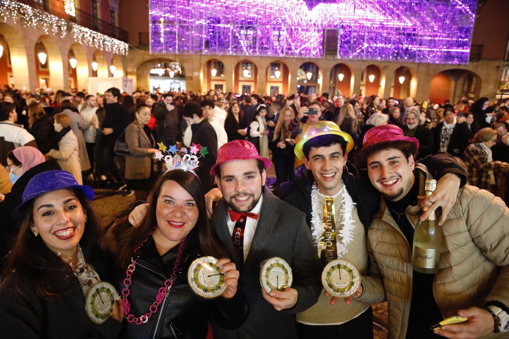 En imágenes: Gijón recibe el 2023 en la plaza Mayor, pero sin campanadas