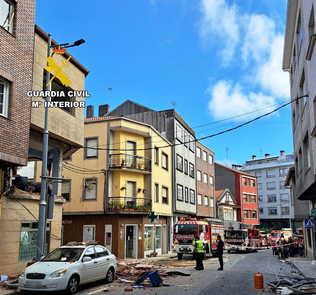 Una explosión de gas vuela la primera planta de un edificio en Ordes