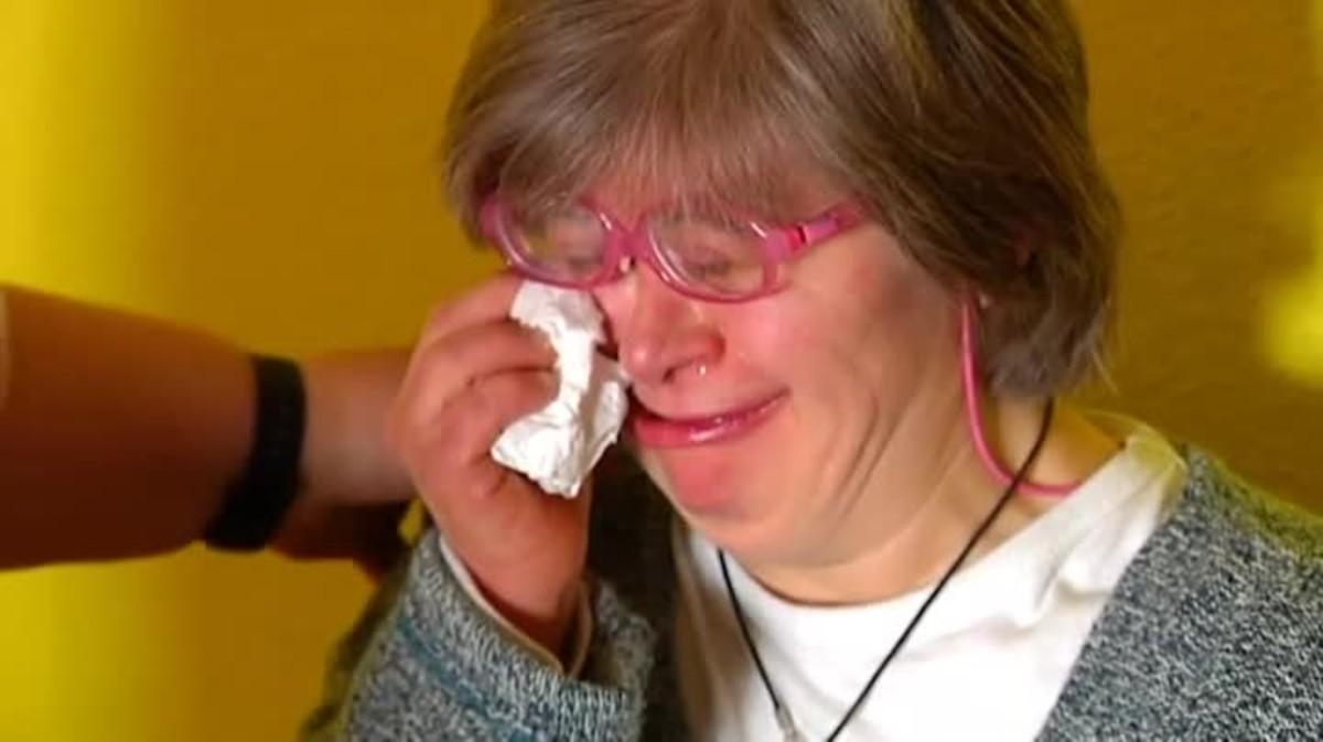 Les llàgrimes de Julia amaguen el dolor del rebuig. Fa uns dies va ser expulsada d’una xerrada publicitària per tenir síndrome de Down.