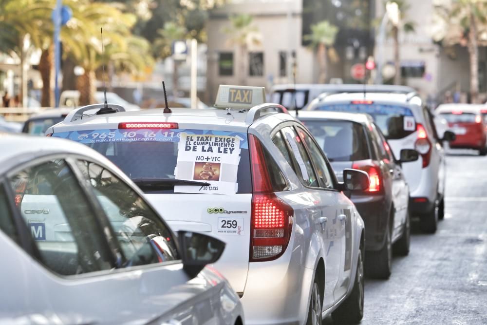 Los taxistas colapsan el centro de Alicante