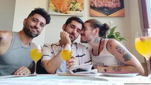 Carlos, Tomás y Carlos son tres hombres que viven en Barcelona y forman una trieja, una relación poliamorosa.