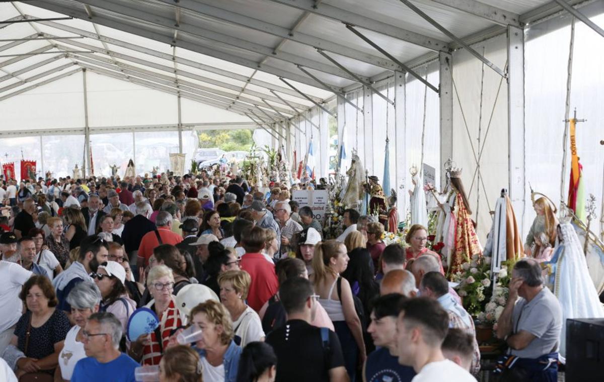 Durante la liturgia las santas rodean a los fieles. | ANXO GUTIÉRREZ