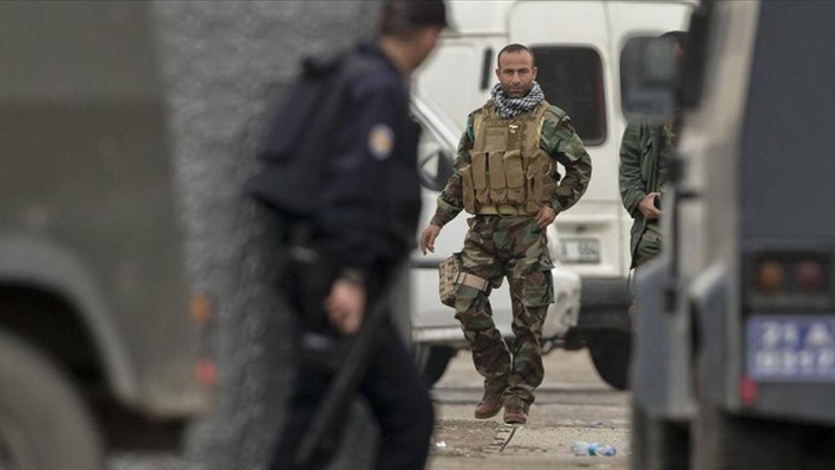 Un combatiente peshmerga junto a la frontera de Turquía y Siria.