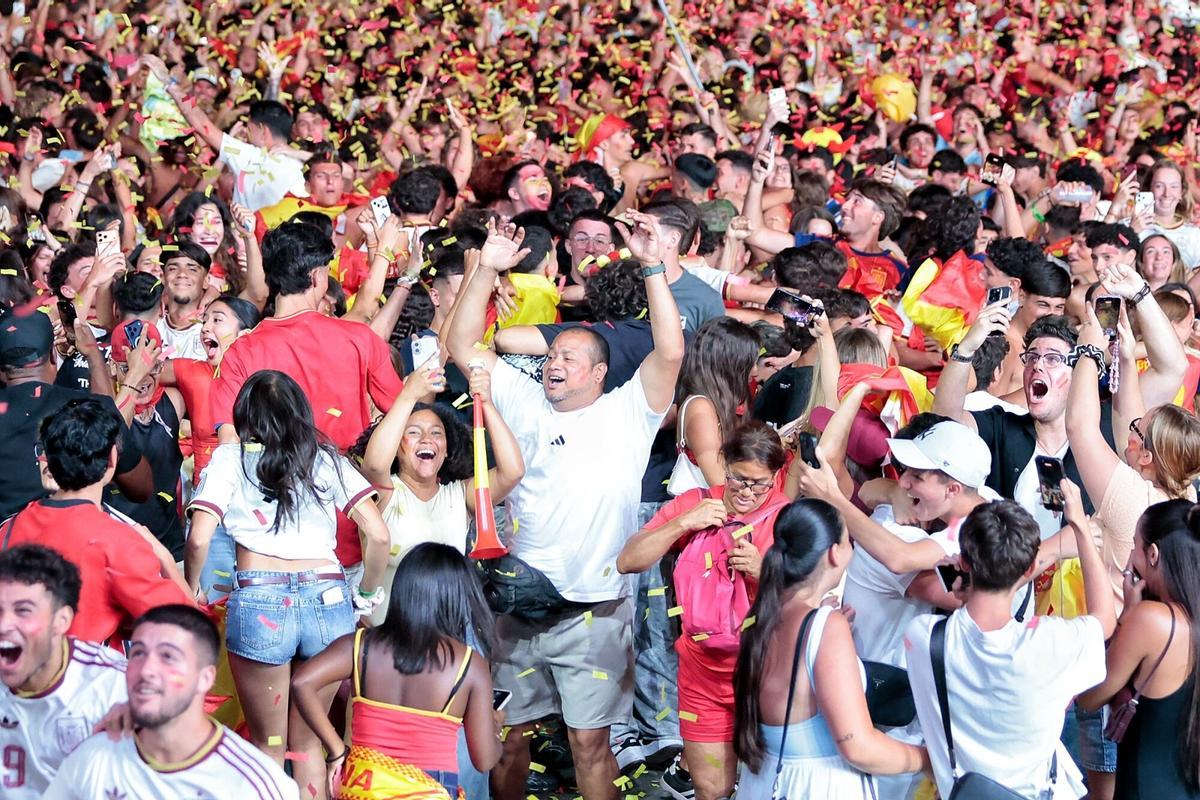 Imágenes del ambiente del partido de España en Santa Cruz