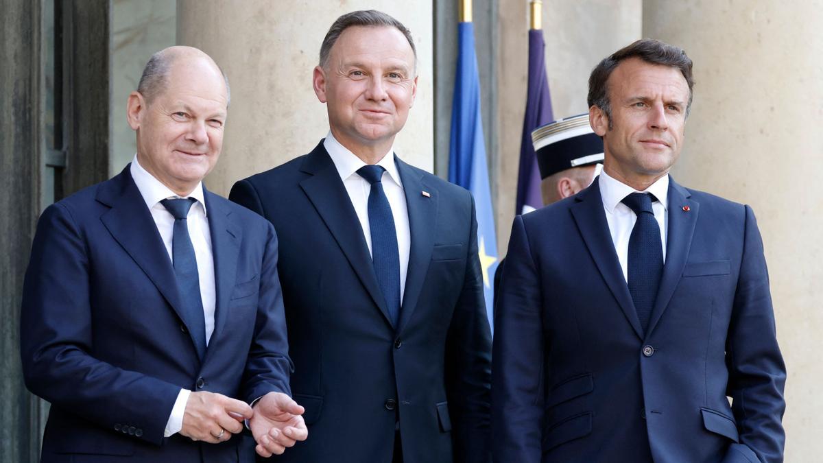 El canciller alemán, Olaf Scholz, el presidente de Polonia, Andrzej Duda, y el de Francia, Emmanuel Macron, durante la cumbre del Triángulo de Weimar, este lunes en París.