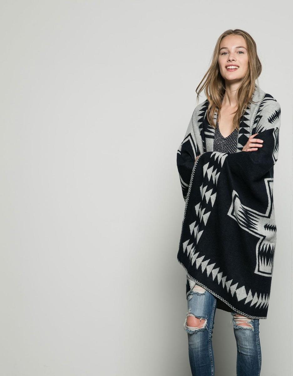 Maxi pañuelo étnico de Bershka (14,99€)