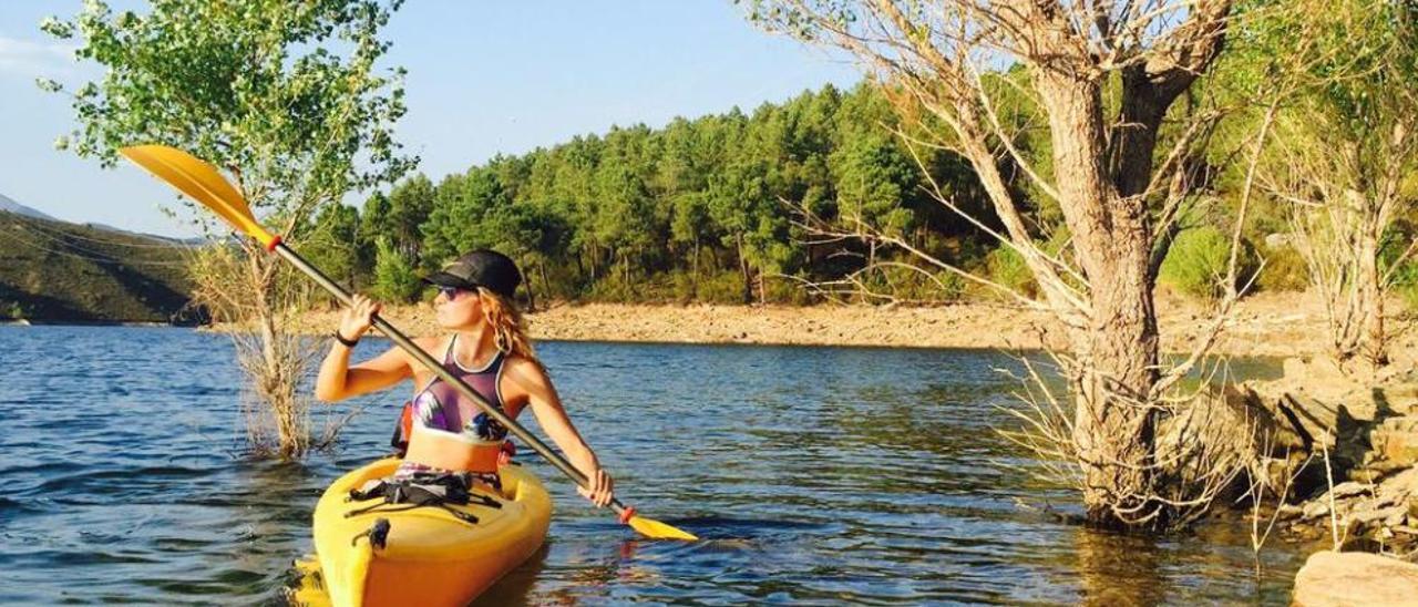 Marta Larralde recorre el pantano del Atazar, en Madrid, con un kayak.