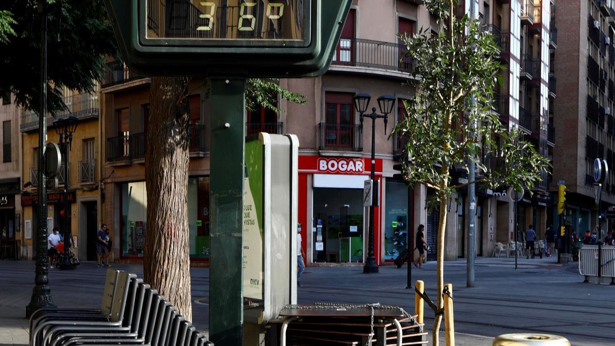 Los termómetros se han disparado en Zaragoza, como muestra la foto de ayer.