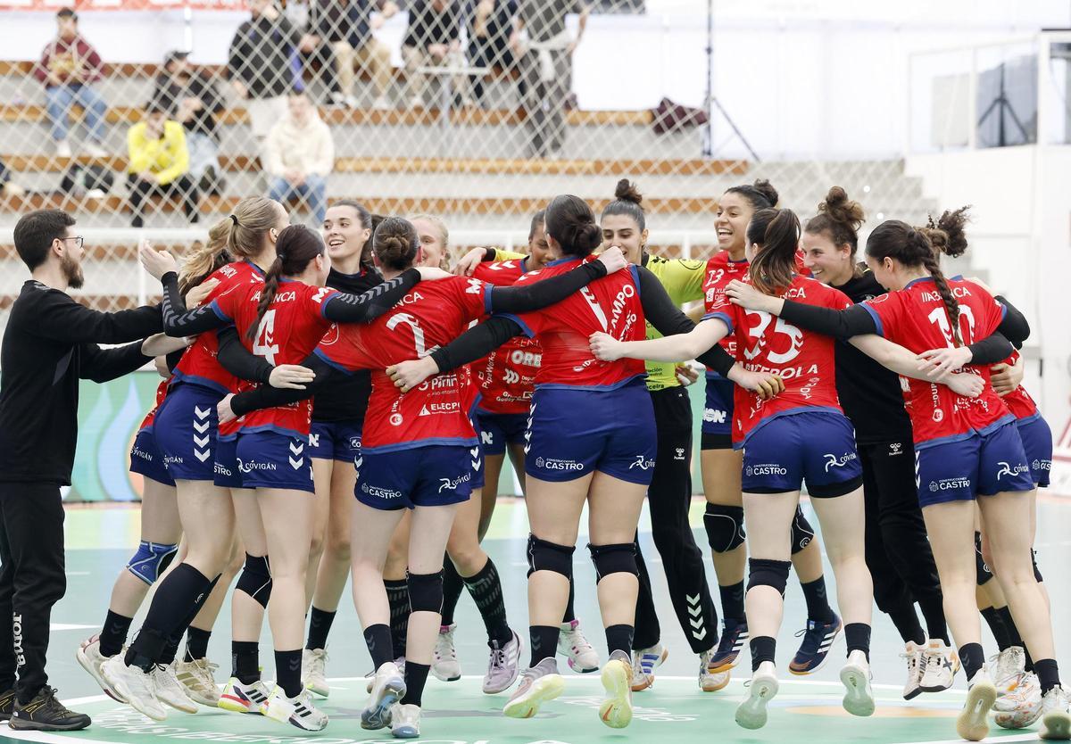 Derbi de balonmano entre el Mecalia Guardés y el Orbe Zendal Porriño, en imágenes