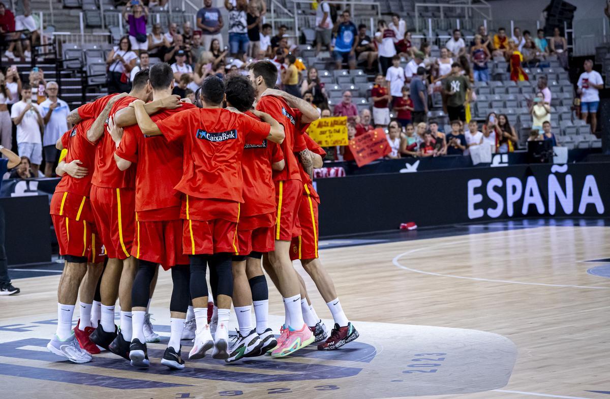 El equipo nacional español se abrza antes de comenzar el último de los amistosos