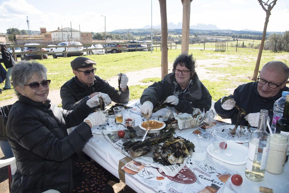 Famílies vingudes d''arreu de la Catalunya central i també de fora comparteixen àpat a Manresa amb productes de la terra