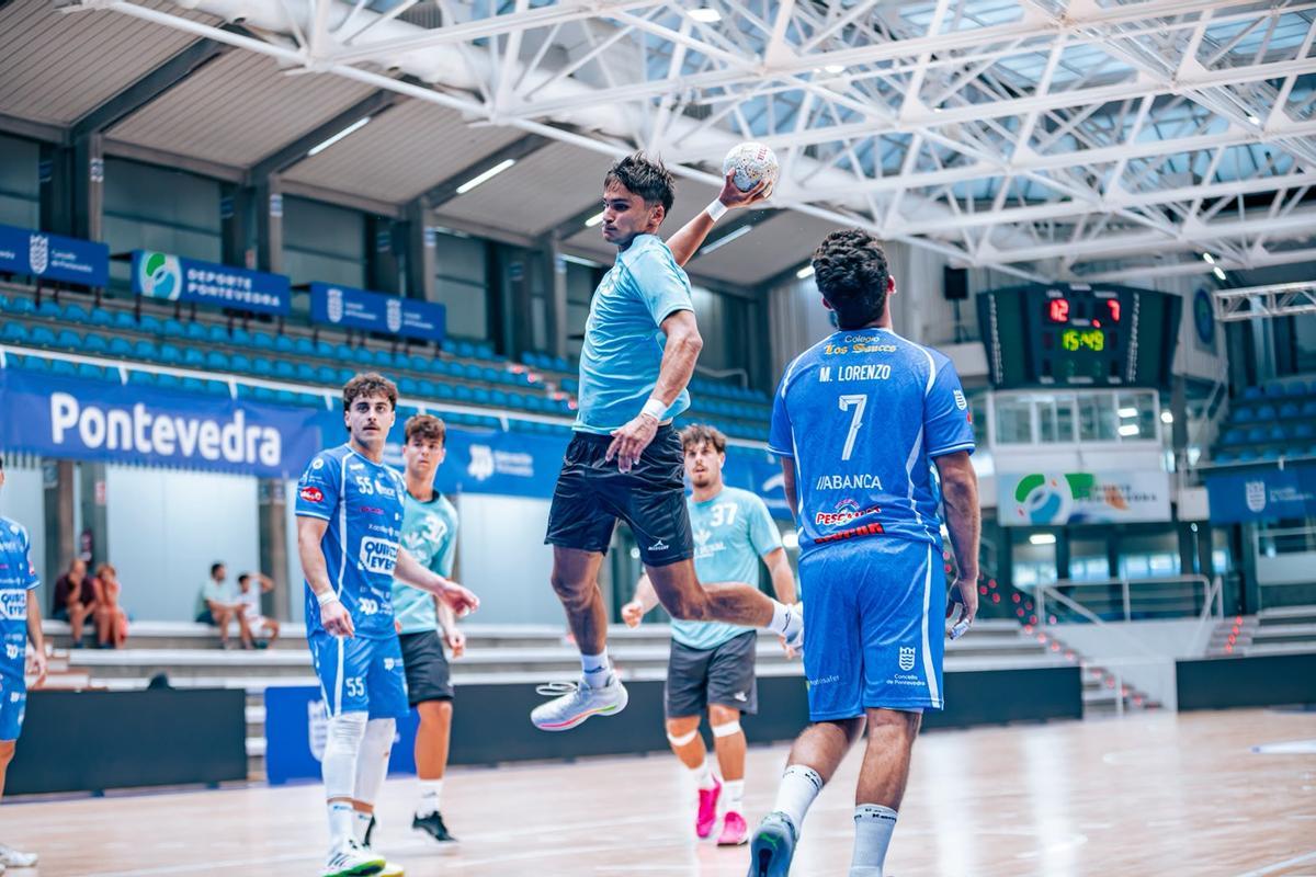 Pau Ortega lanza a portería durante el duelo frente a Cisne BM.