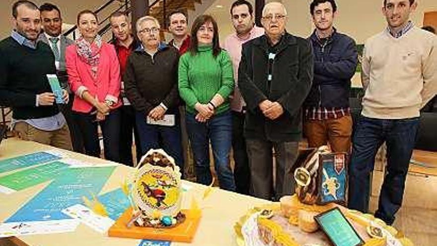 Representantes de las cofradías, los confiteros, los comerciantes y el Ayuntamiento, ayer, en la Mancomunidad.