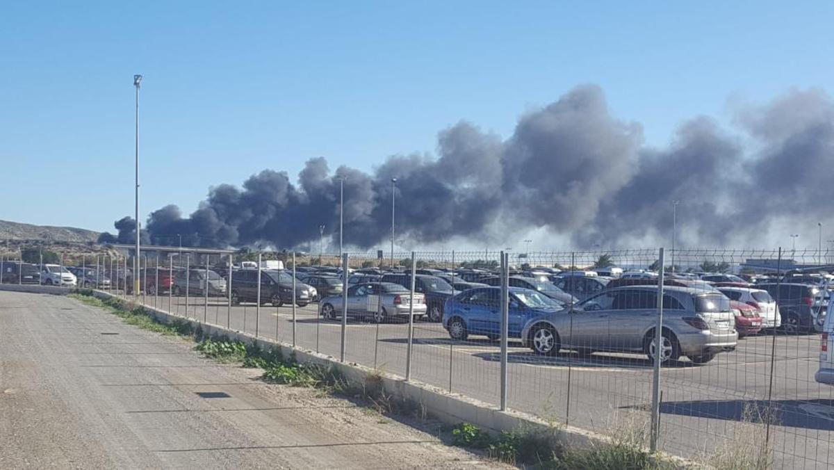 El fuego se encuentra a pocos kilómetros de IFA y del aeropuerto El fuego se encuentra a pocos kilómetros de IFA y del aeropuerto