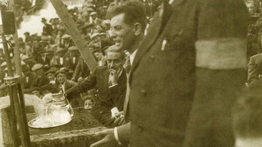 Quirino Salvadores se dirige a los miles de asistentes a un mitin en la plaza de toros de Zamora.