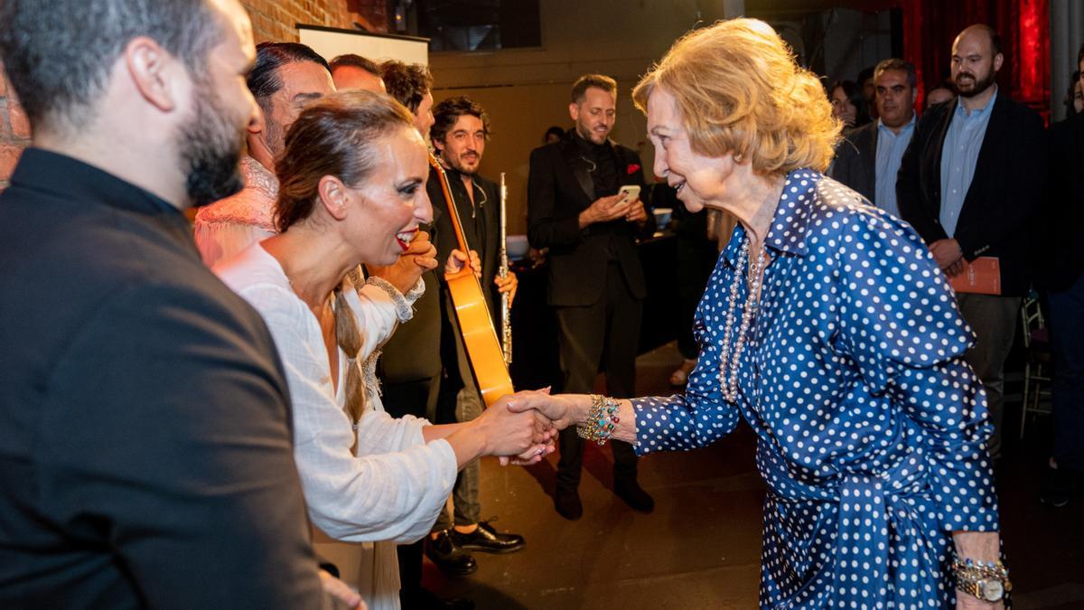 La reina Sofía de España saluda al grupo de flamenco que realizó un acto este 14 de septiembre de 2022, en el teatro Angel Orensanz Foundation de Nueva York