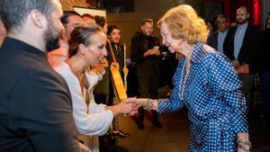 La reina Sofía de España saluda al grupo de flamenco que realizó un acto este 14 de septiembre de 2022, en el teatro Angel Orensanz Foundation de Nueva York