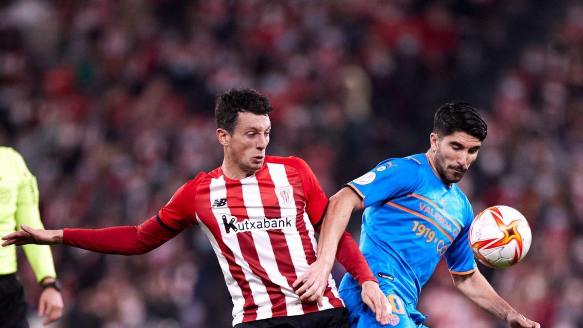 Carlos Soler protege el balón ante Vesga. |  // EUROPA PRESS