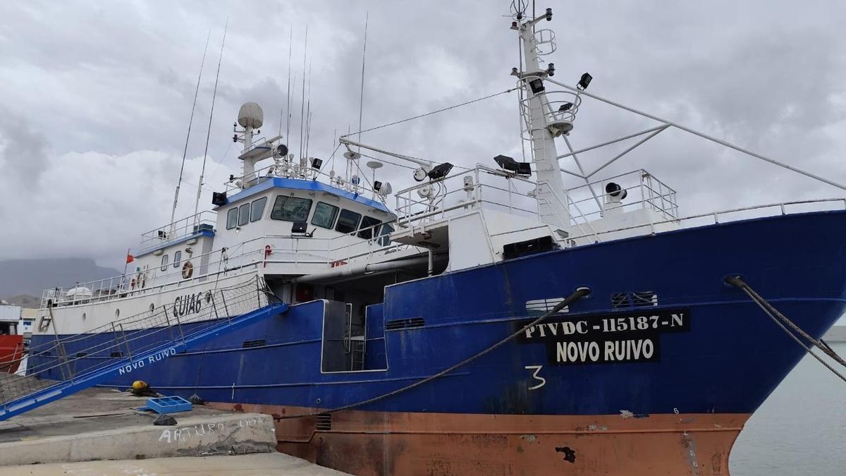 El «Novo Ruivo», en el puerto de Mindelo
