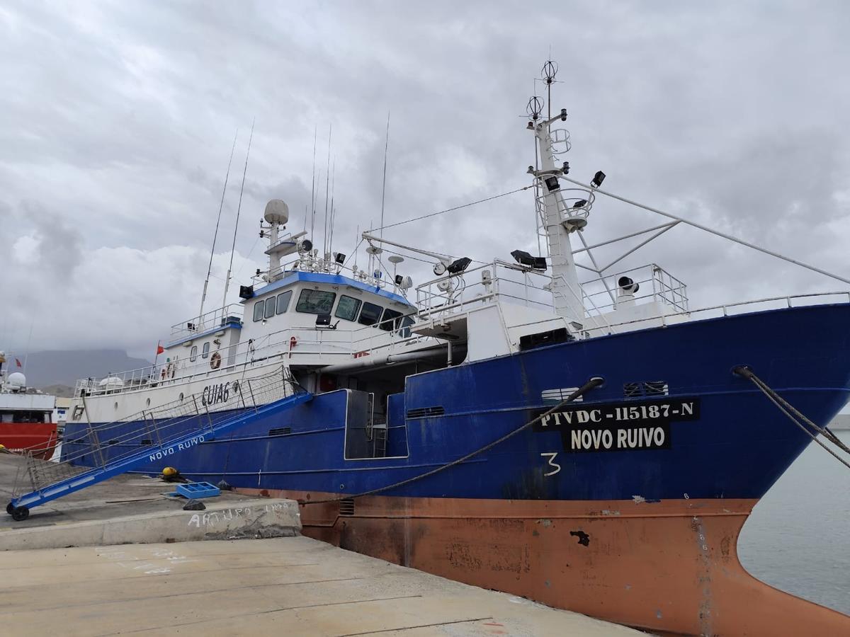 El «Novo Ruivo», en el puerto de Mindelo