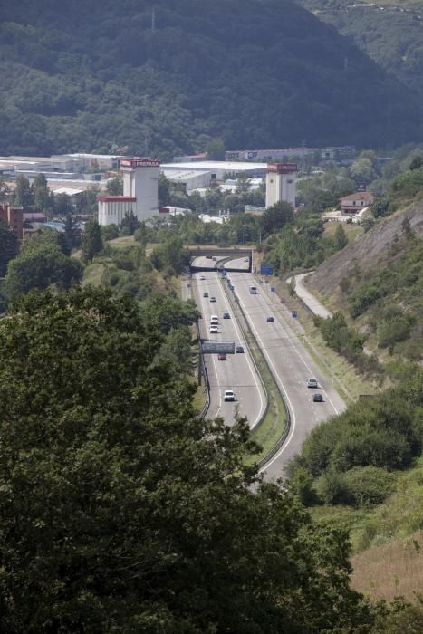 Tráfico por la autovía de los túneles de Riaño en la AS-17