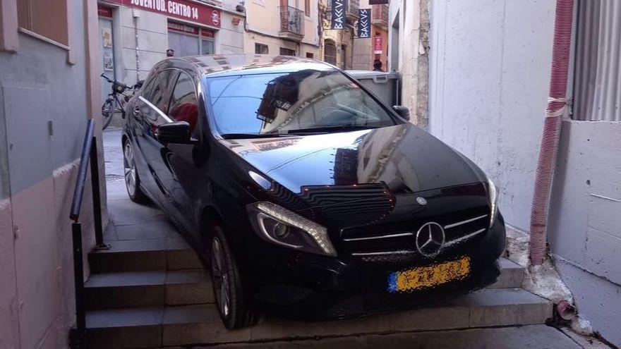 El coche que quedó atrapado en el Casco Antiguo.