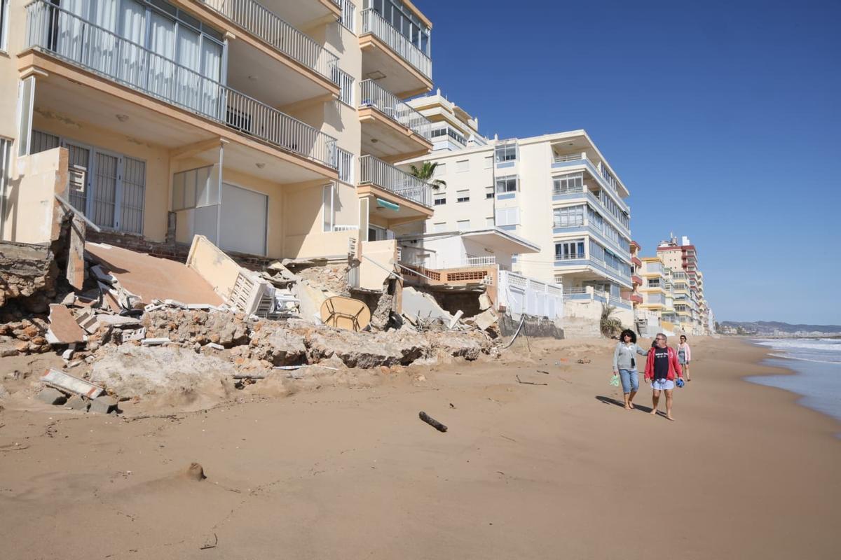 La playa de Tavernes aún con desperfectos tras los temporales