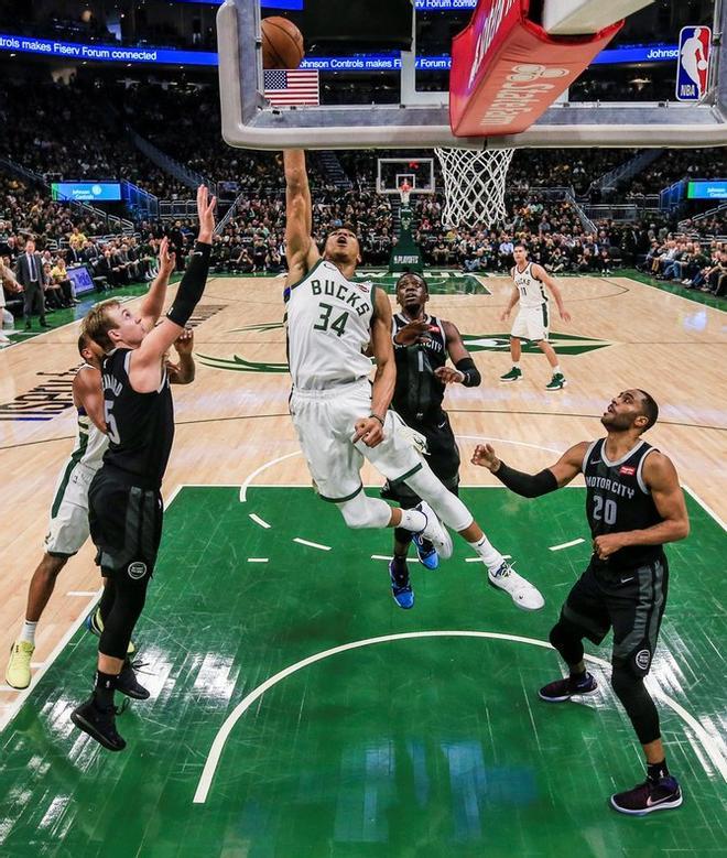 Giannis Antetokounmpo (c-i) dispara entre Luke Kennard (i), Reggie Jackson (2-d) y Wayne Ellington (d), durante el partido de los playoffs de la Conferencia Este de la NBA entre los Detroit Pistons y los Milwaukee Bucks, en el Fiserv Forum.