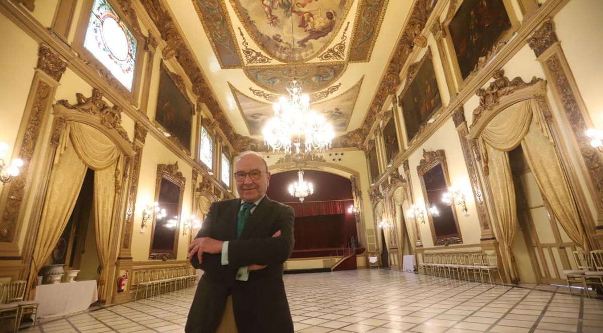 El presidente del Real Círculo de la Amistad, Pedro López, en el emblemático Salón Liceo.